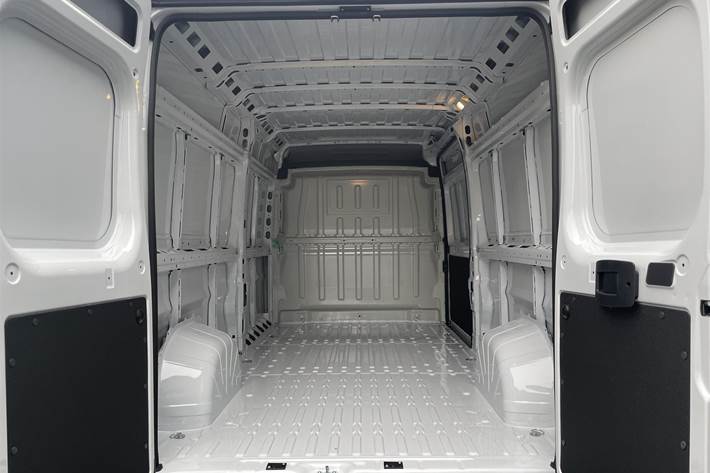 Hvid Citroën Jumper fra 2023 set udefra