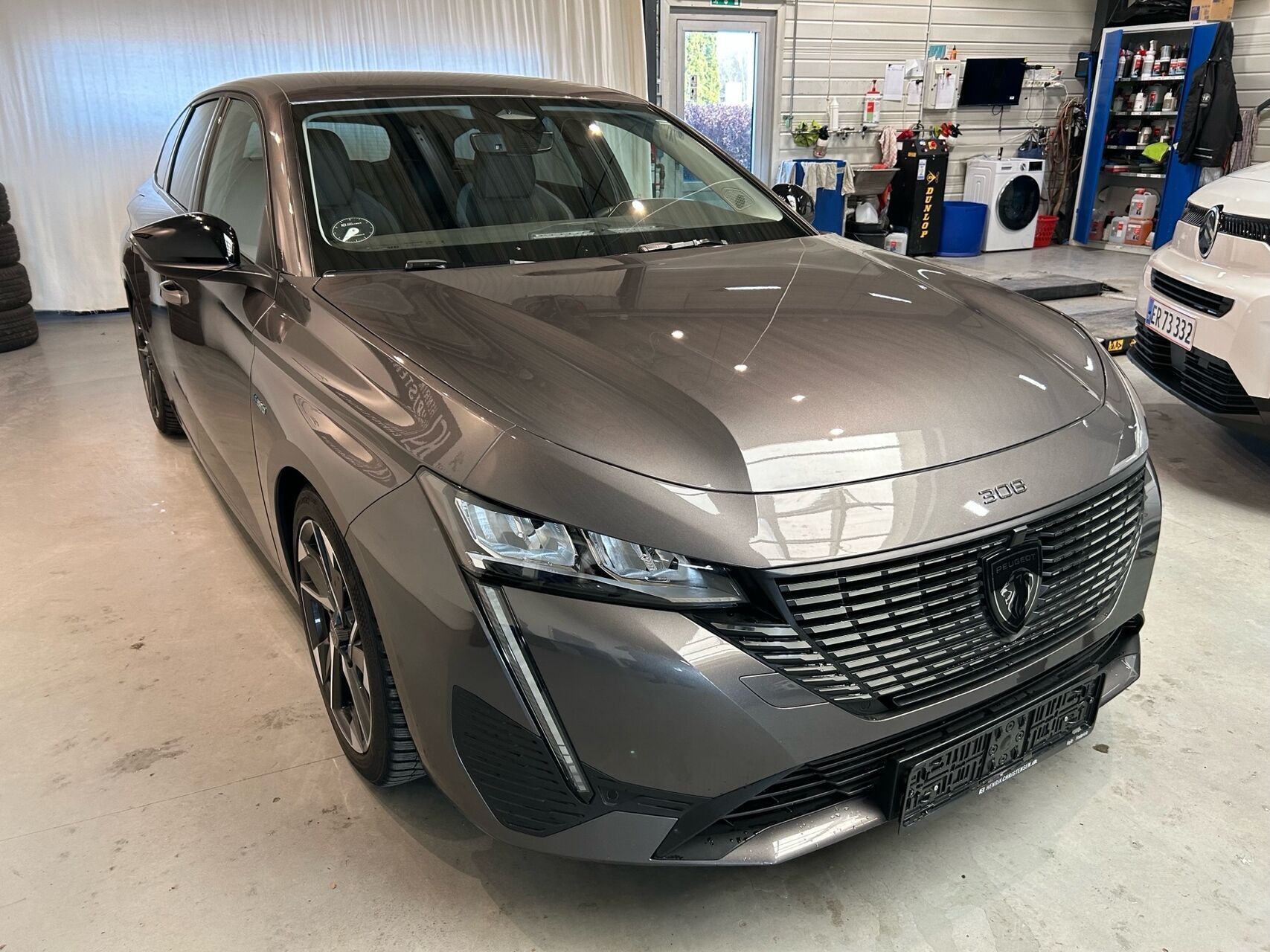 Grå Peugeot 308 fra 2022