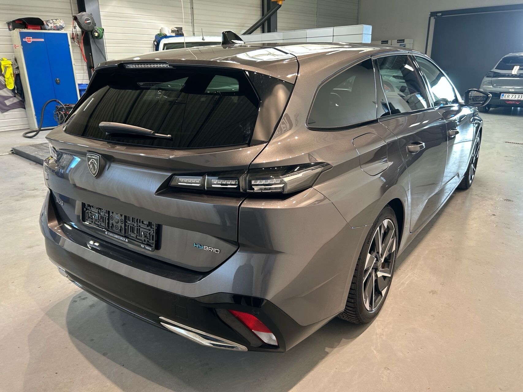 Grå Peugeot 308 fra 2022