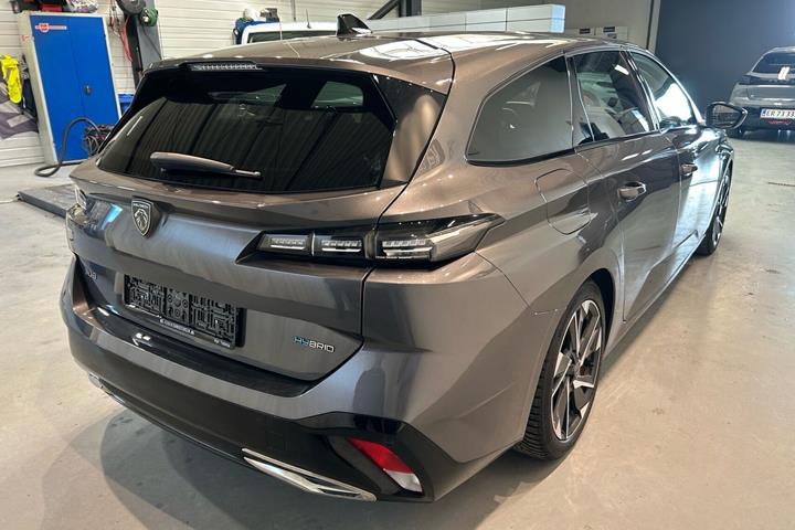 Grå Peugeot 308 fra 2022
