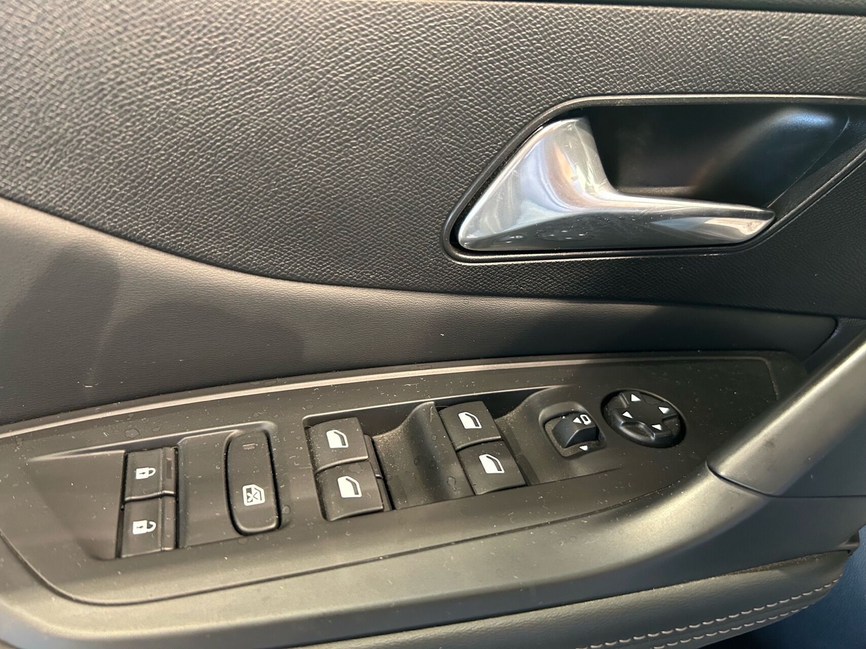 Grå Peugeot 308 fra 2022
