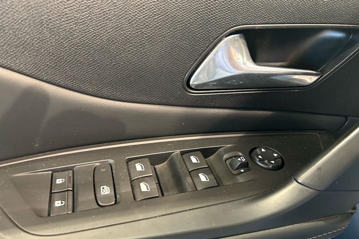 Grå Peugeot 308 fra 2022