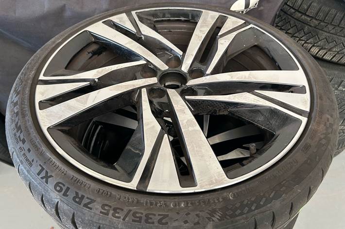 Grå Peugeot 308 fra 2022