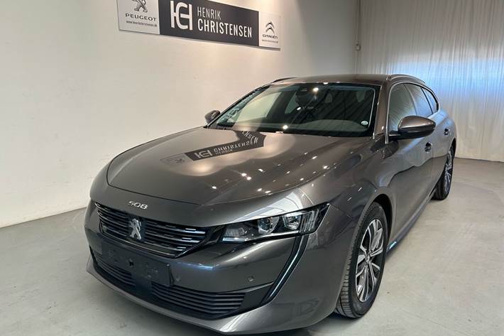 Grå Peugeot 508 fra 2021 set udefra