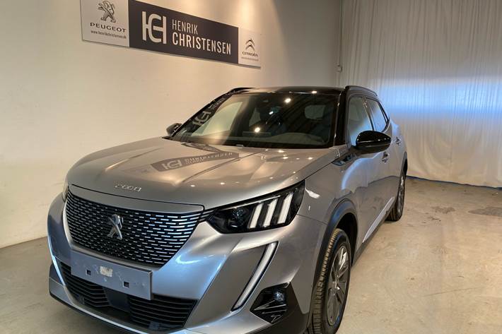Grå Peugeot e-2008 fra 2022 set udefra