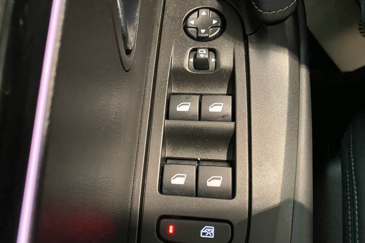 Grå Peugeot e-2008 fra 2022