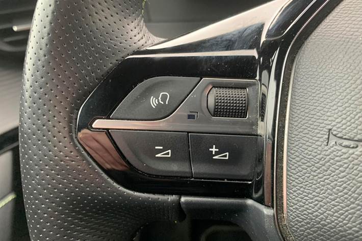 Sort Peugeot e-208 fra 2022