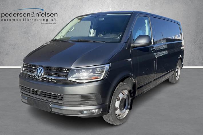 Sort VW Transporter fra 2017 set udefra