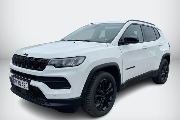 Hvid Jeep Compass fra 2022 set udefra