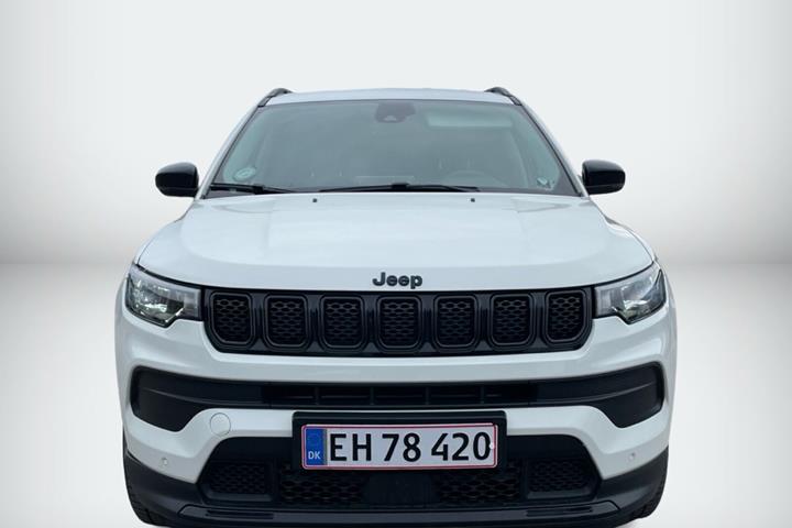 Hvid Jeep Compass fra 2022 set udefra