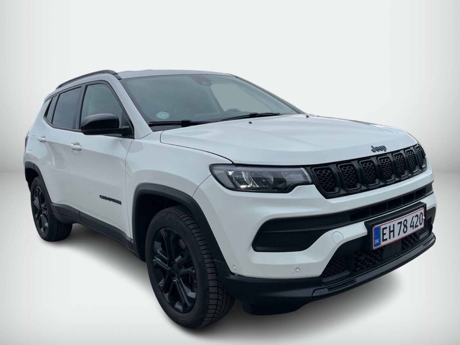 Hvid Jeep Compass fra 2022 set udefra