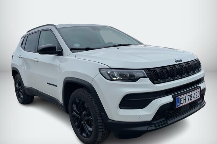 Hvid Jeep Compass fra 2022 set udefra