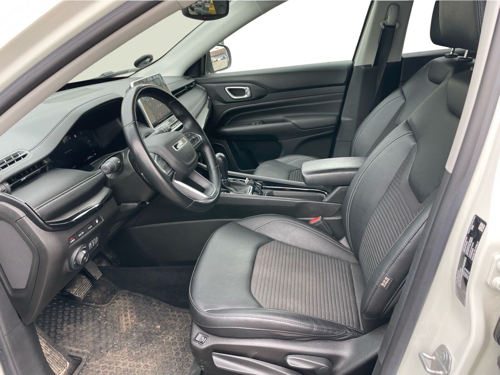 Hvid Jeep Compass fra 2022 set indefra