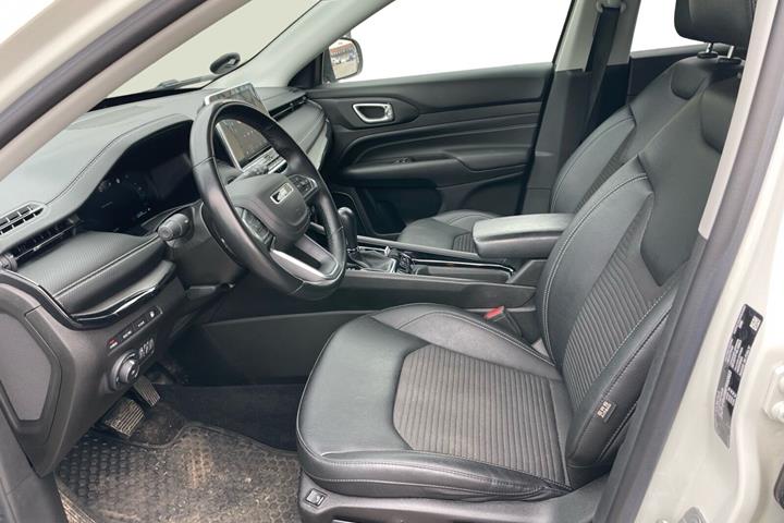 Hvid Jeep Compass fra 2022 set indefra