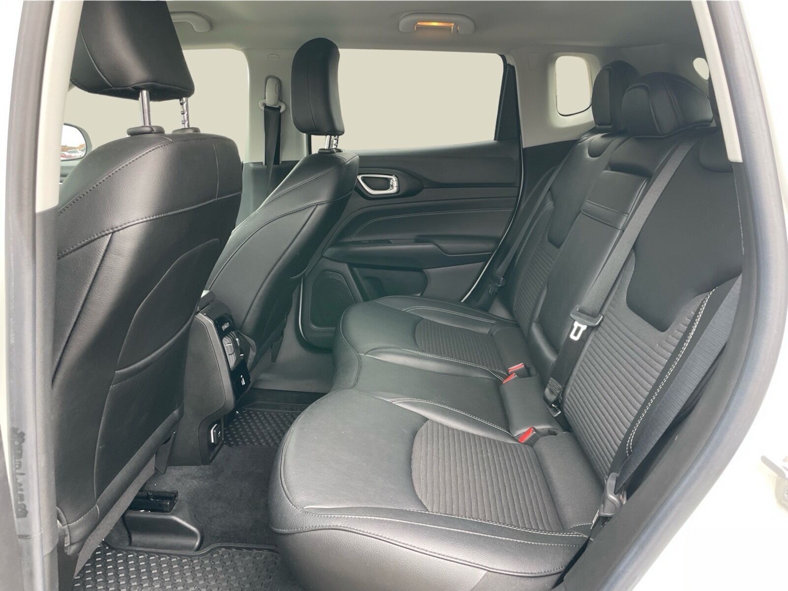 Hvid Jeep Compass fra 2022 set indefra