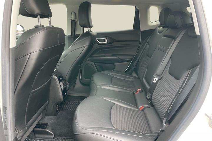 Hvid Jeep Compass fra 2022 set indefra
