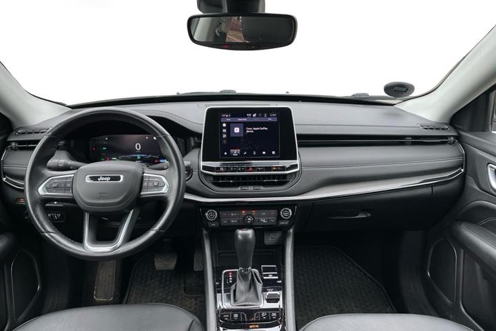 Hvid Jeep Compass fra 2022 set indefra