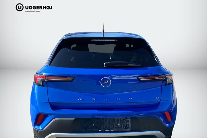 Blå Opel Mokka-e fra 2021