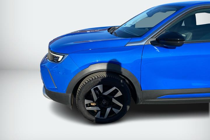 Blå Opel Mokka-e fra 2021