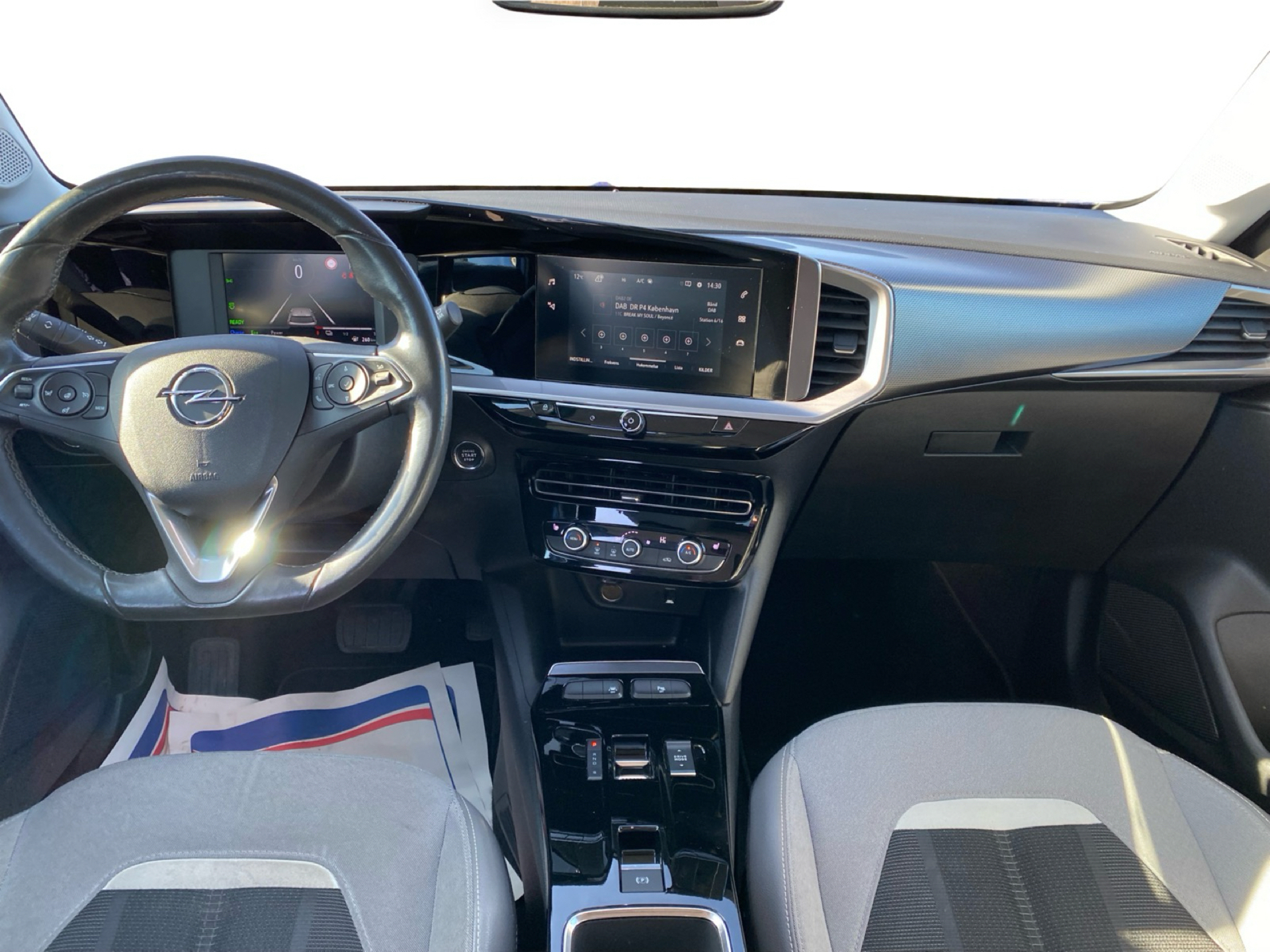 Blå Opel Mokka-e fra 2021