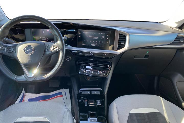 Blå Opel Mokka-e fra 2021