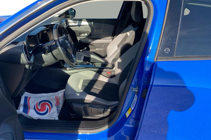 Blå Opel Mokka-e fra 2021