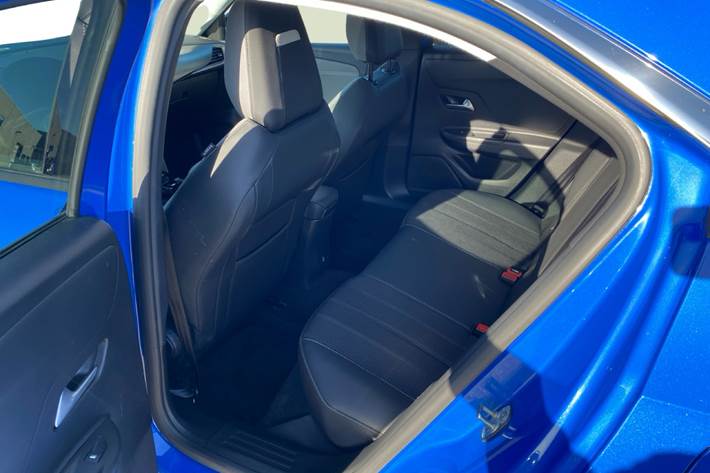 Blå Opel Mokka-e fra 2021