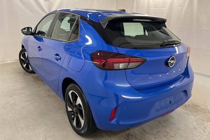 Blå Opel Corsa-e fra 2024