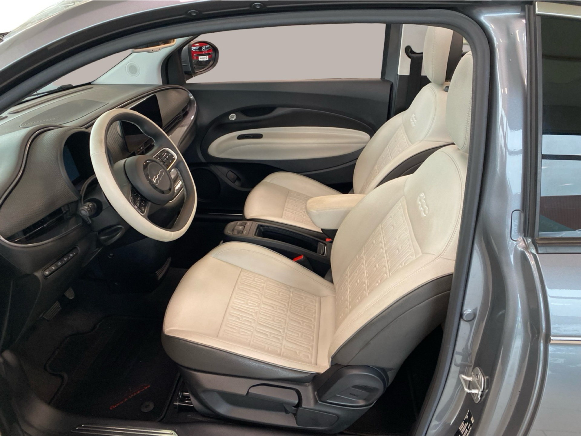Grå Fiat 500e fra 2021