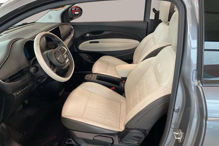 Grå Fiat 500e fra 2021
