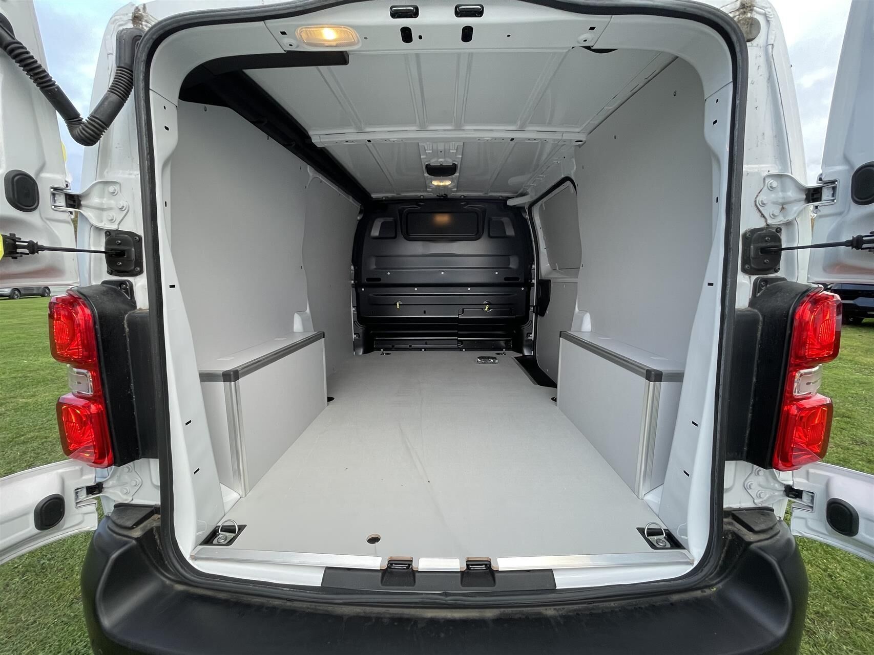 Hvid Opel Vivaro-e fra 2023