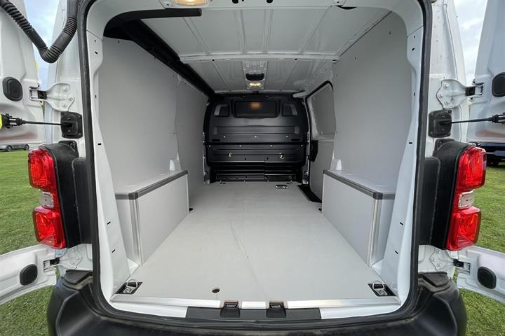 Hvid Opel Vivaro-e fra 2023