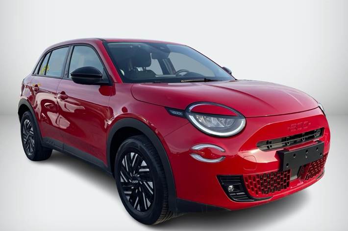 Rød Fiat 600e fra 2024 set udefra
