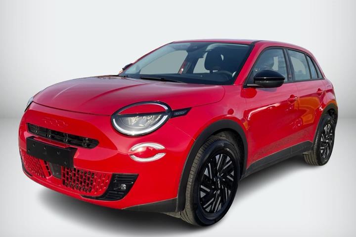 Rød Fiat 600e fra 2024 set udefra