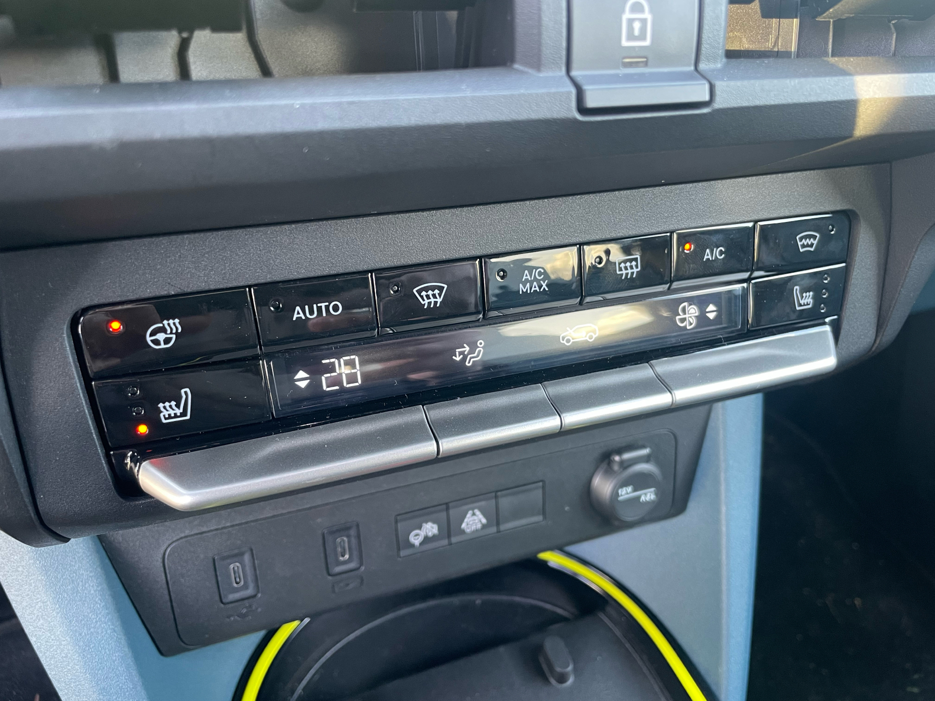 Hvid Fiat Grande Panda fra 2025 set indefra