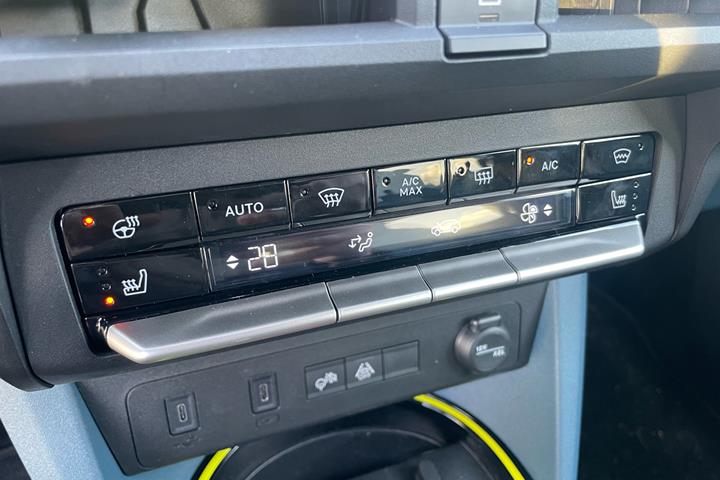 Hvid Fiat Grande Panda fra 2025 set indefra