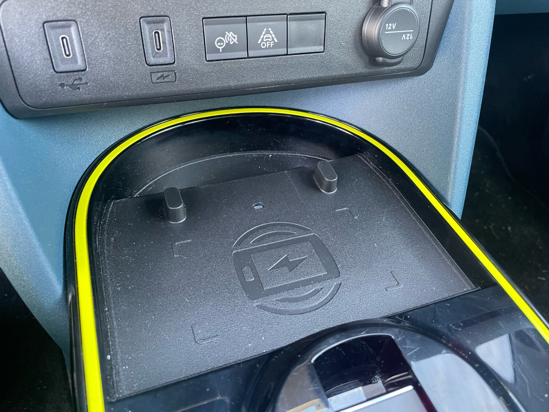 Hvid Fiat Grande Panda fra 2025 set indefra