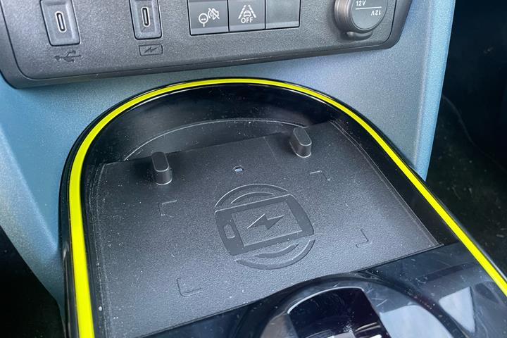 Hvid Fiat Grande Panda fra 2025 set indefra