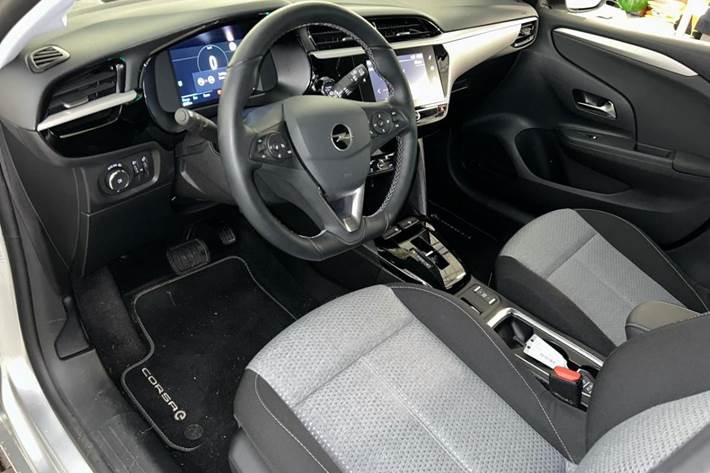 Grå Opel Corsa-e fra 2023