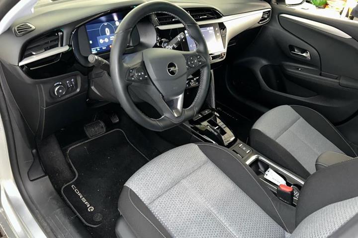 Grå Opel Corsa-e fra 2023