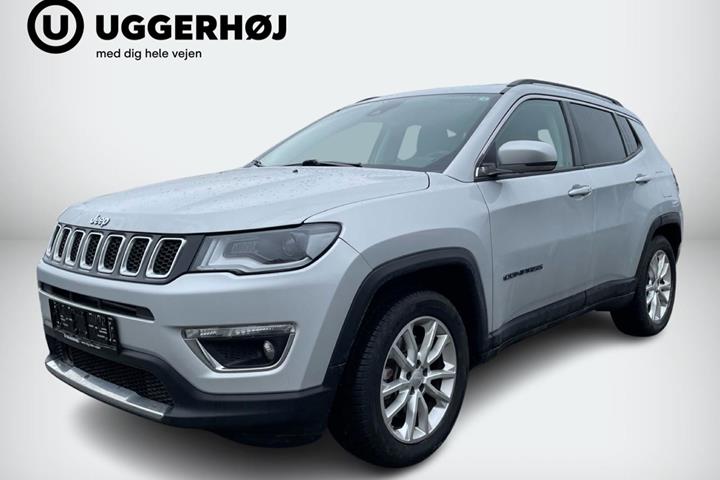 Sølv Jeep Compass fra 2020 set udefra