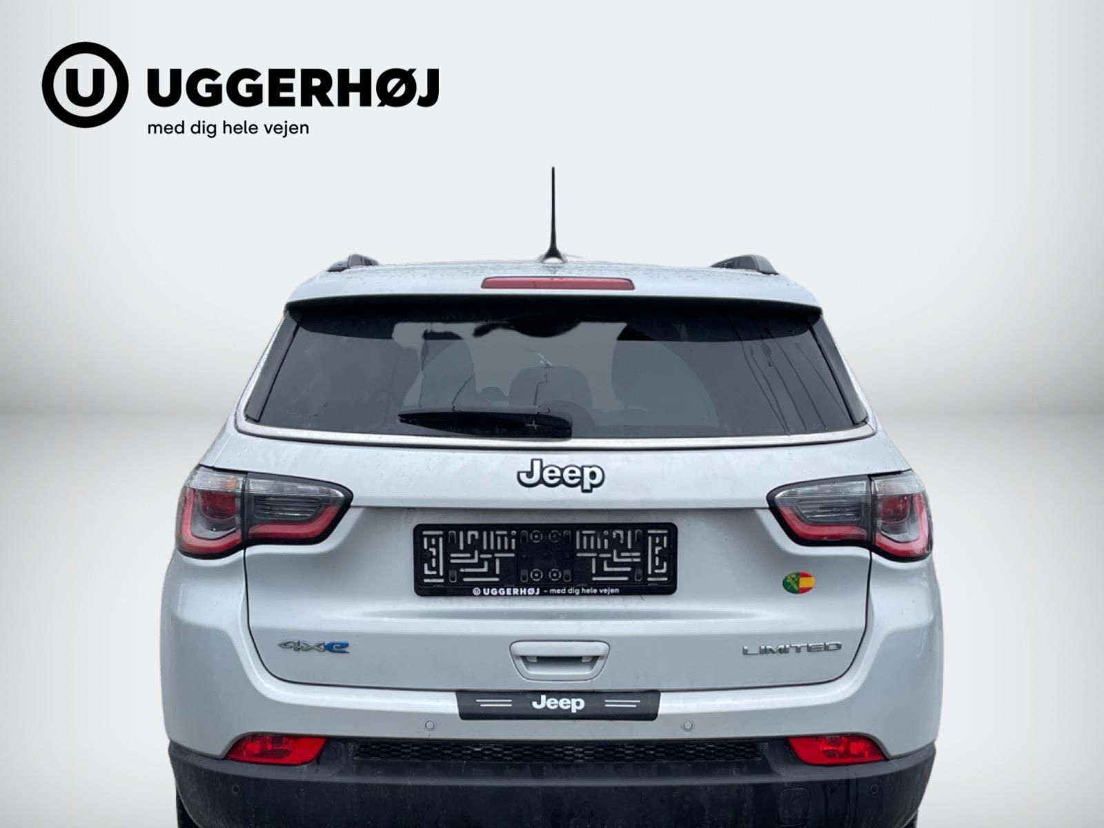 Sølv Jeep Compass fra 2020 set udefra