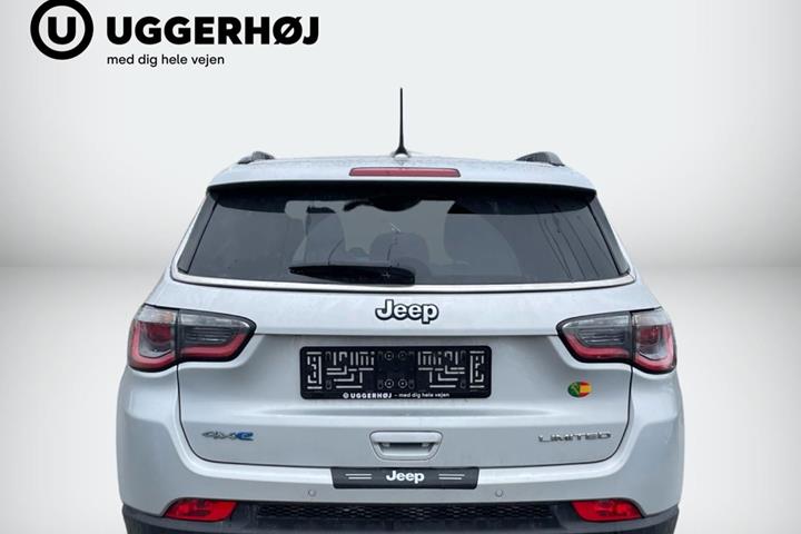 Sølv Jeep Compass fra 2020 set udefra