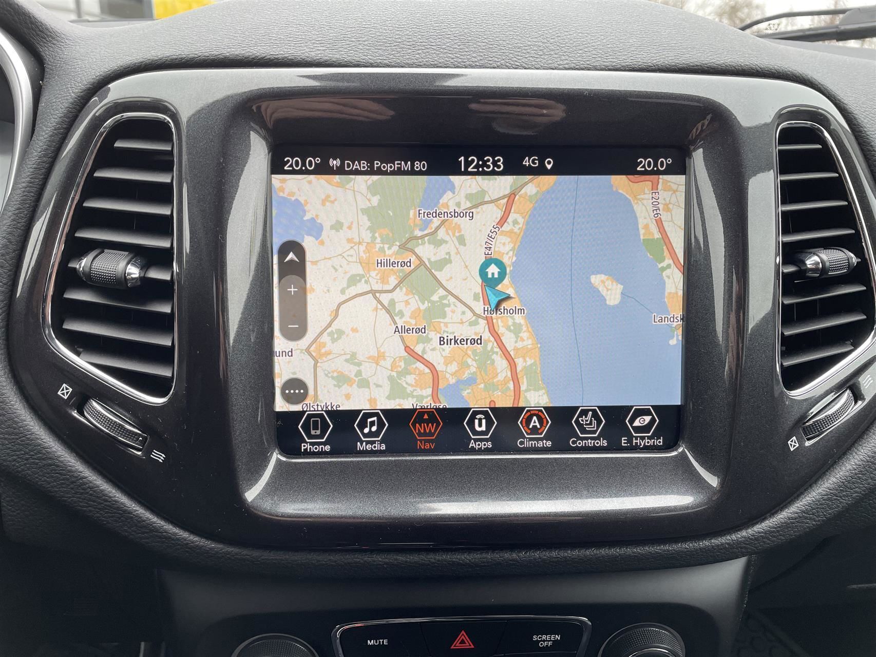 Sølv Jeep Compass fra 2020 set indefra