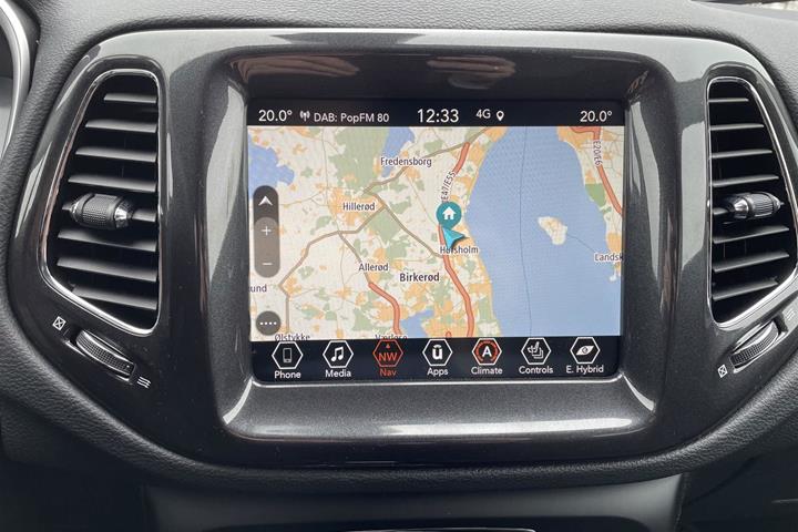 Sølv Jeep Compass fra 2020 set indefra