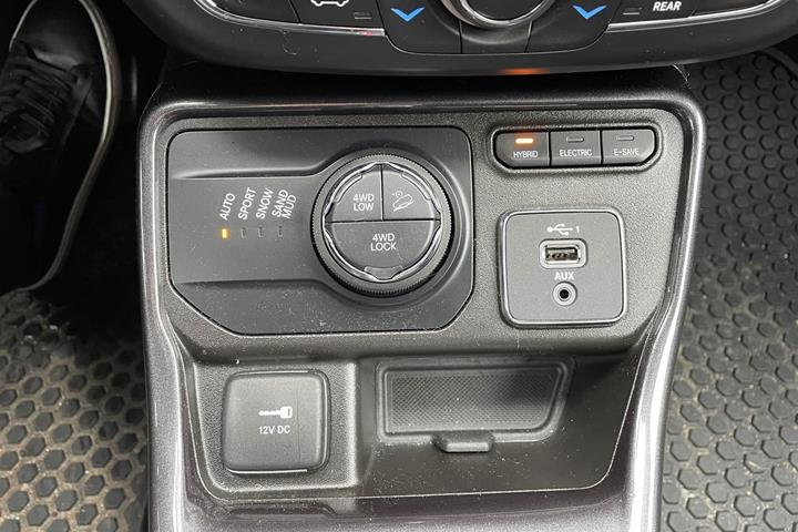 Sølv Jeep Compass fra 2020 set indefra