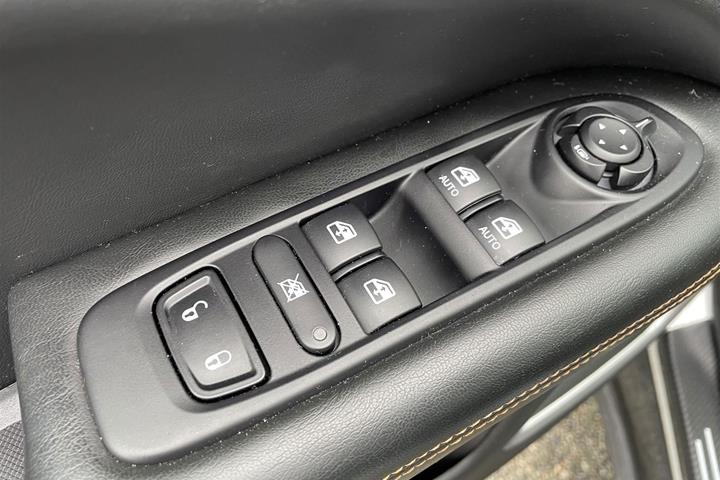 Sølv Jeep Compass fra 2020 set indefra