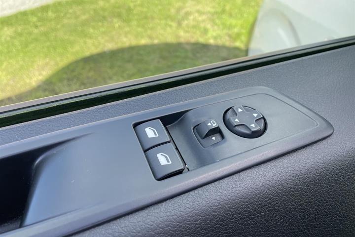 Hvid Opel Vivaro fra 2023