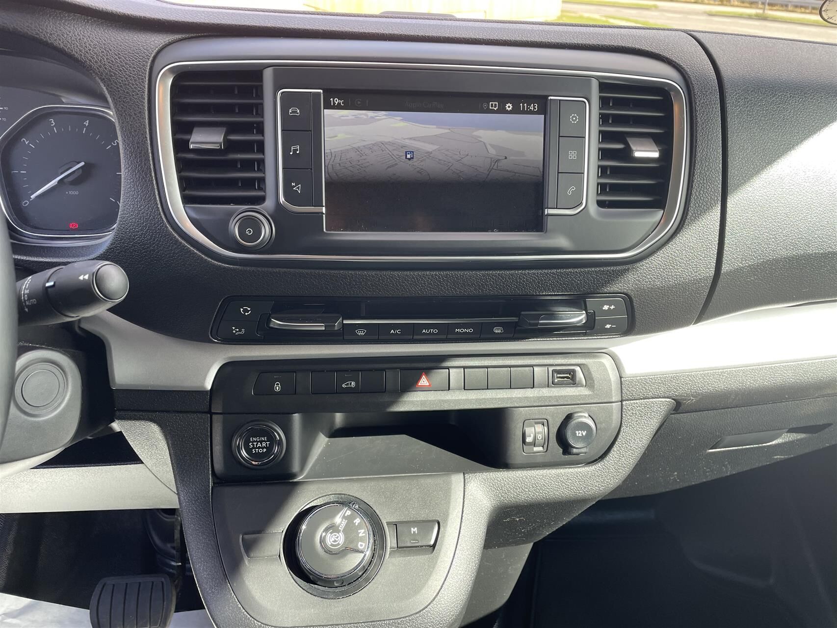 Hvid Opel Vivaro fra 2023