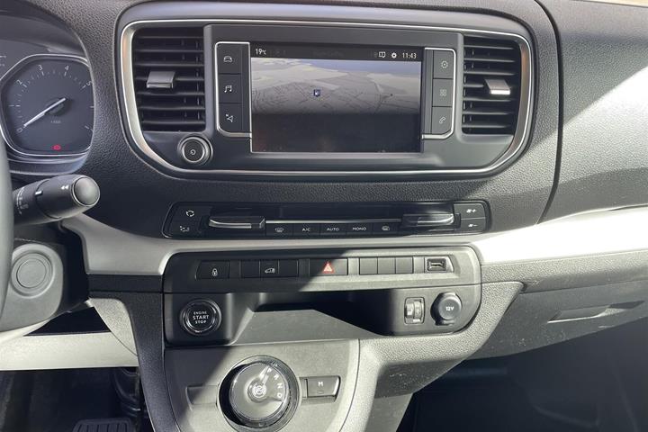 Hvid Opel Vivaro fra 2023